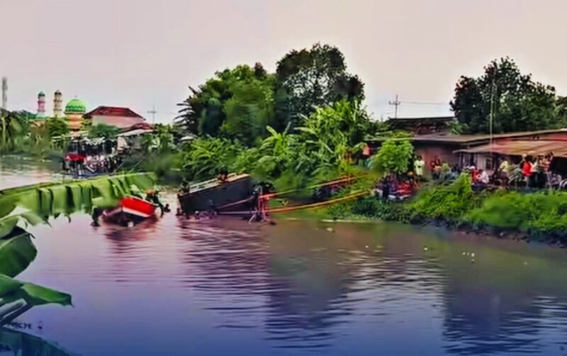 Perahu yang mengangkut sound horeg untuk kegiatan tradisi Nyadran tenggelam di perairan Kabupaten Sidoarjo
