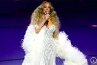 Mariah Carey tampil di Stadion San Siro, Milan, saat pembukaan Olimpiade Musim Dingin Milano-Cortina 2026.