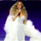 Mariah Carey tampil di Stadion San Siro, Milan, saat pembukaan Olimpiade Musim Dingin Milano-Cortina 2026.