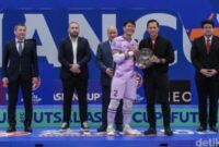 Penjaga gawang Timnas futsal Indonesia, Ahmad Habiebie, menerima penghargaan Kiper Terbaik Piala Asia Futsal 2026 dari AFC.