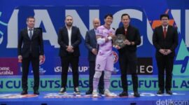Penjaga gawang Timnas futsal Indonesia, Ahmad Habiebie, menerima penghargaan Kiper Terbaik Piala Asia Futsal 2026 dari AFC.
