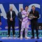 Penjaga gawang Timnas futsal Indonesia, Ahmad Habiebie, menerima penghargaan Kiper Terbaik Piala Asia Futsal 2026 dari AFC.