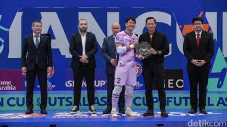 Penjaga gawang Timnas futsal Indonesia, Ahmad Habiebie, menerima penghargaan Kiper Terbaik Piala Asia Futsal 2026 dari AFC.
