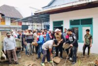 Wali Kota Sungai Penuh Alfin, SH bersama Wakil Wali Kota dan masyarakat Enam Luhah saat gotong royong menyambut Bulan Suci Ramadan di Tanah Mandapo.