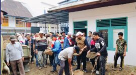 Wali Kota Sungai Penuh Alfin, SH bersama Wakil Wali Kota dan masyarakat Enam Luhah saat gotong royong menyambut Bulan Suci Ramadan di Tanah Mandapo.