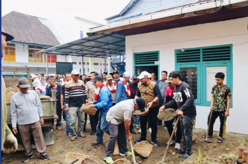 Wali Kota Sungai Penuh Alfin, SH bersama Wakil Wali Kota dan masyarakat Enam Luhah saat gotong royong menyambut Bulan Suci Ramadan di Tanah Mandapo.