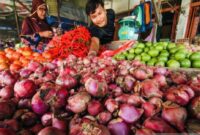 Lonjakan harga cabai rawit merah hingga Rp72.500 per kilogram dan bawang merah ikut naik di pasar hari ini.