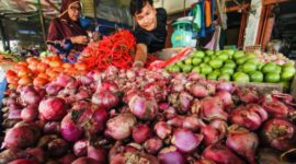 Lonjakan harga cabai rawit merah hingga Rp72.500 per kilogram dan bawang merah ikut naik di pasar hari ini.