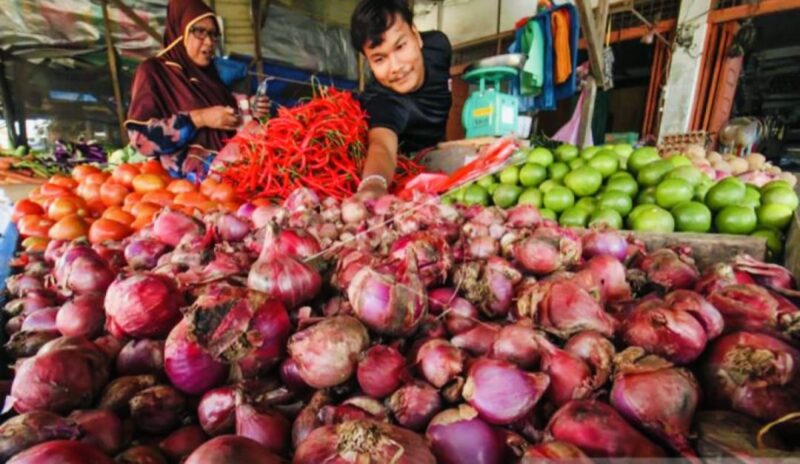 Lonjakan harga cabai rawit merah hingga Rp72.500 per kilogram dan bawang merah ikut naik di pasar hari ini.