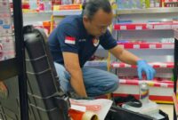 Petugas kepolisian sedang memeriksa Alfamart Citra Raya Jambi usai dibobol pencuri