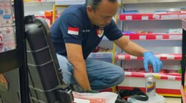 Petugas kepolisian sedang memeriksa Alfamart Citra Raya Jambi usai dibobol pencuri