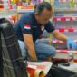 Petugas kepolisian sedang memeriksa Alfamart Citra Raya Jambi usai dibobol pencuri