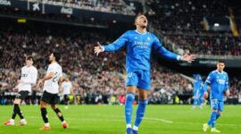 Pemain Real Madrid merayakan kemenangan 2-0 atas Valencia pada lanjutan Liga Spanyol di Stadion Mestalla.