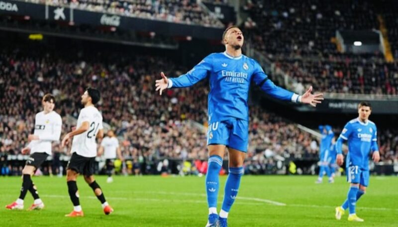 Pemain Real Madrid merayakan kemenangan 2-0 atas Valencia pada lanjutan Liga Spanyol di Stadion Mestalla.