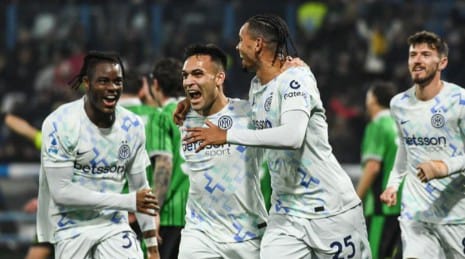 Pemain Inter Milan merayakan kemenangan telak 5-0 atas Sassuolo pada laga pekan ke-24 Liga Italia Serie A.