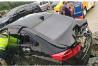 Petugas kepolisian melakukan olah TKP kecelakaan mobil yang dikendarai Diva Siregar di Km 24 Tol Jagorawi, Kabupaten Bogor.