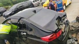 Petugas kepolisian melakukan olah TKP kecelakaan mobil yang dikendarai Diva Siregar di Km 24 Tol Jagorawi, Kabupaten Bogor.