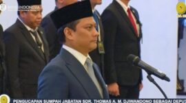 Thomas Djiwandono mengucapkan sumpah jabatan sebagai Deputi Gubernur BI di hadapan Ketua MA Sunarto