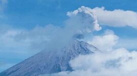 Kolom abu vulkanik membumbung setinggi 1.000 meter saat erupsi Gunung Semeru di Lumajang, Jawa Timur, Selasa (10/2/2026).