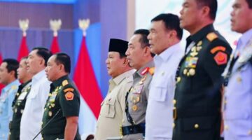 Presiden Prabowo Subianto bersama pimpinan TNI dan Polri saat pertemuan di Istana Merdeka untuk memperkuat sinergi dan stabilitas nasional.