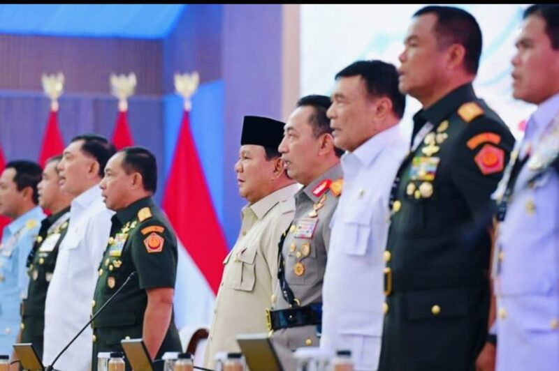 Presiden Prabowo Subianto bersama pimpinan TNI dan Polri saat pertemuan di Istana Merdeka untuk memperkuat sinergi dan stabilitas nasional.