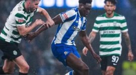 Pemain FC Porto berduel dengan pemain Sporting CP dalam pertandingan Liga Portugal yang berlangsung ketat dan penuh tensi rivalitas.