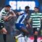 Pemain FC Porto berduel dengan pemain Sporting CP dalam pertandingan Liga Portugal yang berlangsung ketat dan penuh tensi rivalitas.