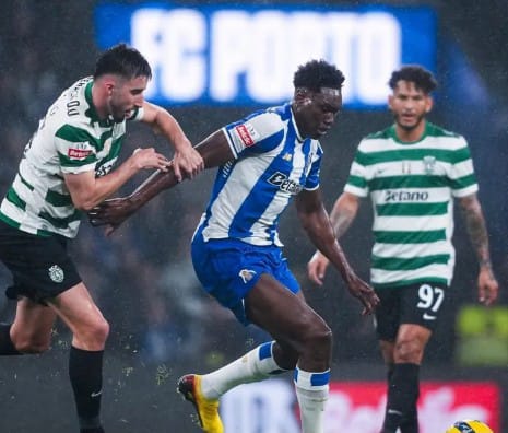 Pemain FC Porto berduel dengan pemain Sporting CP dalam pertandingan Liga Portugal yang berlangsung ketat dan penuh tensi rivalitas.