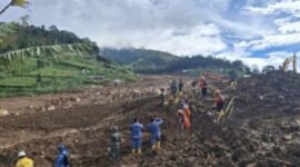 Tim SAR gabungan melakukan pencarian korban longsor di Desa Pasirlangu, Kabupaten Bandung Barat, Jawa Barat.