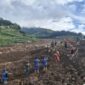 Tim SAR gabungan melakukan pencarian korban longsor di Desa Pasirlangu, Kabupaten Bandung Barat, Jawa Barat.