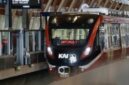 Kereta LRT Jabodebek terlihat melintas di Stasiun Kuningan, lokasi lift yang sempat macet dan menahan penumpang