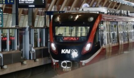 Kereta LRT Jabodebek melintas dekat Stasiun Kuningan