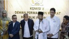 Mensos Saifullah Yusuf atau Gus Ipul memberikan penjelasan soal perbedaan data PBI BPJS nonaktif dalam rapat bersama DPR di Senayan.