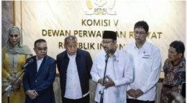 Mensos Saifullah Yusuf atau Gus Ipul memberikan penjelasan soal perbedaan data PBI BPJS nonaktif dalam rapat bersama DPR di Senayan.