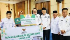 Wali Kota Sungai Penuh Alfin SH menyerahkan secara simbolis paket sembako Ramadhan dan bantuan Rumah Layak Huni dari BAZNAS kepada warga.