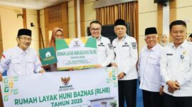 Wali Kota Sungai Penuh Alfin SH menyerahkan secara simbolis paket sembako Ramadhan dan bantuan Rumah Layak Huni dari BAZNAS kepada warga.