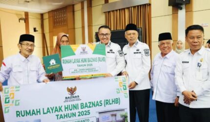 Wali Kota Sungai Penuh menyerahkan paket sembako dan bantuan RLH BAZNAS