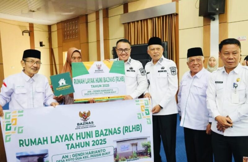 Wali Kota Sungai Penuh Alfin SH menyerahkan secara simbolis paket sembako Ramadhan dan bantuan Rumah Layak Huni dari BAZNAS kepada warga.