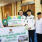 Wali Kota Sungai Penuh Alfin SH menyerahkan secara simbolis paket sembako Ramadhan dan bantuan Rumah Layak Huni dari BAZNAS kepada warga.