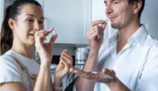 Ilustrasi dua orang mengonsumsi suplemen vitamin sebelum makan untuk membantu penyerapan nutrisi lebih optimal.