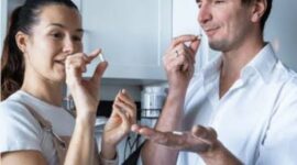 Ilustrasi dua orang mengonsumsi suplemen vitamin sebelum makan untuk membantu penyerapan nutrisi lebih optimal.