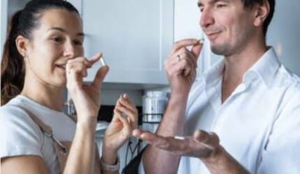 Pria dan wanita sedang mengonsumsi suplemen vitamin dalam kondisi perut kosong di pagi hari