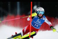 Seorang atlet ski alpina berlaga di nomor slalom pada Olimpiade Musim Dingin 2026 Milano-Cortina.
