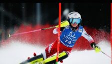 Seorang atlet ski alpina berlaga di nomor slalom pada Olimpiade Musim Dingin 2026 Milano-Cortina.