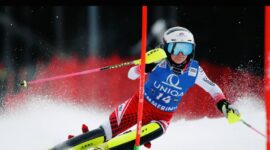 Seorang atlet ski alpina berlaga di nomor slalom pada Olimpiade Musim Dingin 2026 Milano-Cortina.
