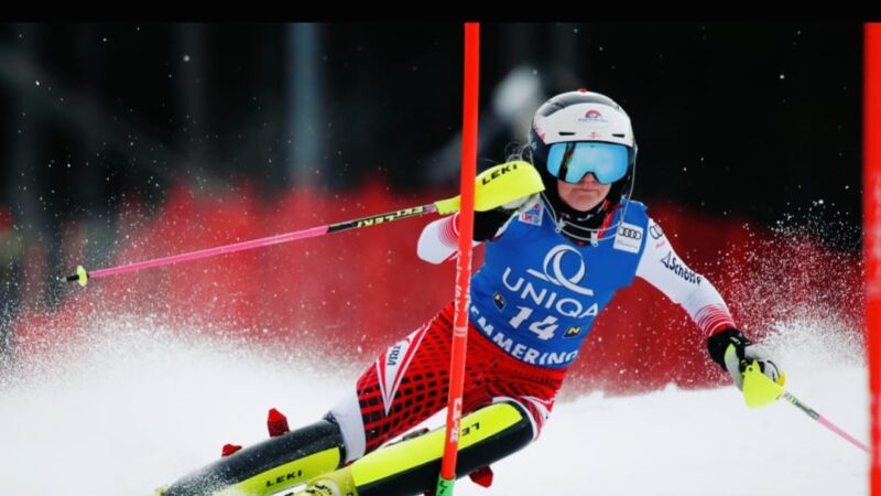 Seorang atlet ski alpina berlaga di nomor slalom pada Olimpiade Musim Dingin 2026 Milano-Cortina.