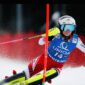 Seorang atlet ski alpina berlaga di nomor slalom pada Olimpiade Musim Dingin 2026 Milano-Cortina.