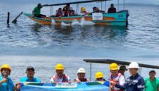 Bupati Monadi bersama PT Kerinci Merangin Hidro saat melakukan penebaran ikan endemik di Danau Kerinci,