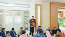 Wali Kota Sungai Penuh Alfin SH bersama Wakil Wali Kota Azhar Hamzah dan ASN Setda saat kegiatan syukuran menyambut Ramadhan 1447 H di lingkungan Sekretariat Daerah Kota Sungai Penuh.