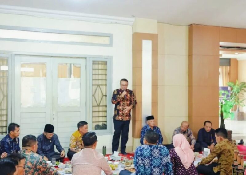 Wali Kota Sungai Penuh Alfin SH bersama Wakil Wali Kota Azhar Hamzah dan ASN Setda saat kegiatan syukuran menyambut Ramadhan 1447 H di lingkungan Sekretariat Daerah Kota Sungai Penuh.
